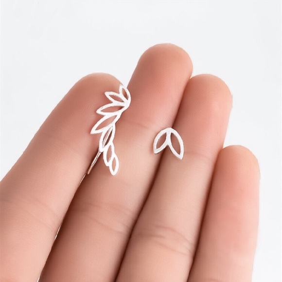 ⚜️[𝟯/$𝟭𝟴]⚜️NEW Floral Asymmetric Climber Stud Earrings Set - Picture 4 of 8